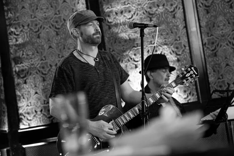 Michael Lander: Black and white close-up, live at a venue