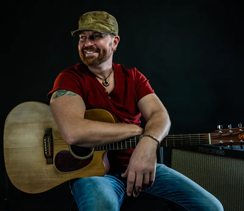 Michael Lander: Portrait with acoustic guitar